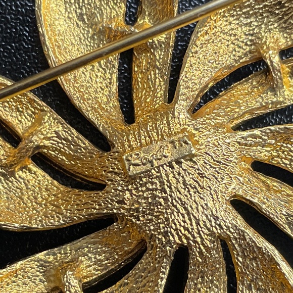 ROGET VINTAGE 1980s Textured Gold Tone Floral Brooch w/ Gold Pearl Center - Picture 3 of 4